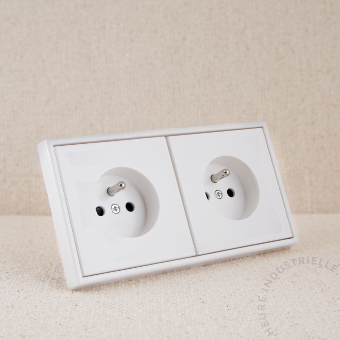 Prise courant 2P+T double Jung LS 990 blanc brillant Prise courant 2P+T double Jung LS 990 blanc brillant