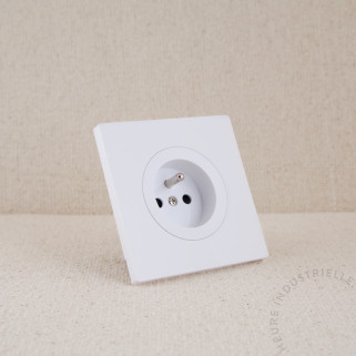 Prise de courant DOM et enjoliveur sur plaque simple
