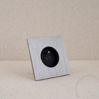 Prise courant 2P+T simple Modelec M nickel brossé puit noir