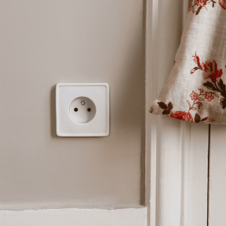 Prise de courant 2P+T simple Porcelaine Blanche
