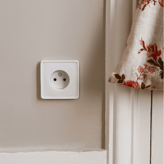 Prise de courant 2P+T ADR x HI Simple Porcelaine Blanche