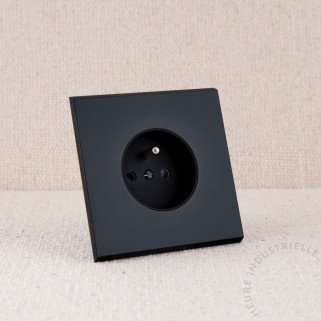 Prise de courant 2P+T simple Modelec Confidence noir puits noir