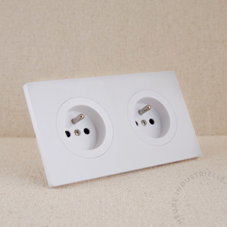 Double prise de courant DOM et enjoliveur sur plaque double