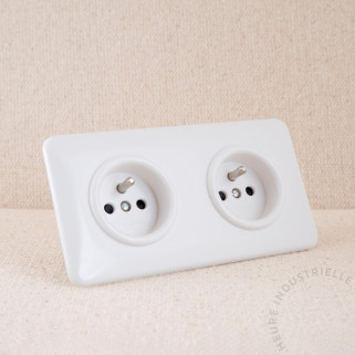 Prise de courant 2P+T THPG Duroplast blanc carré